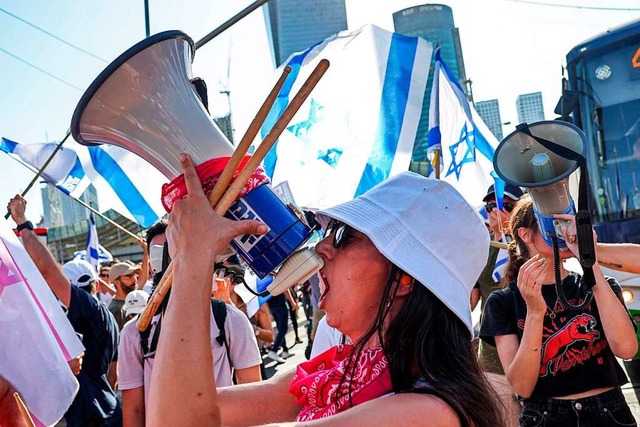 Die Entscheidung des Parlaments wurde ...n Protesten auf den Straen begleitet.  | Foto: JACK GUEZ (AFP)