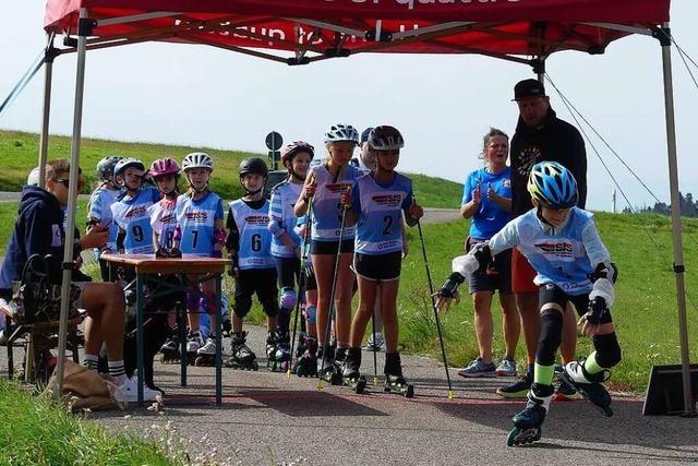 Rollen statt Ski- Kinder des Skiclub Hotzenwalds nehmen am Berglauf teil