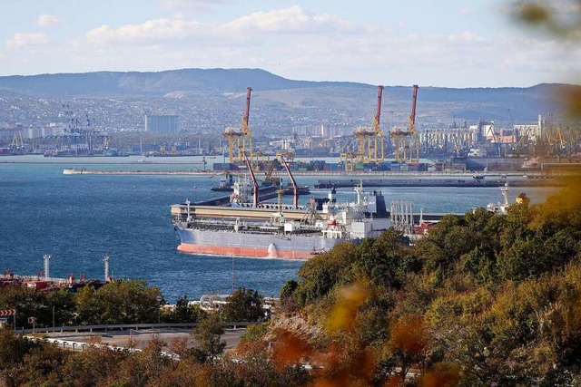 ltanker im Hafen der russischen Stadt Noworossiysk  | Foto: --- (dpa)