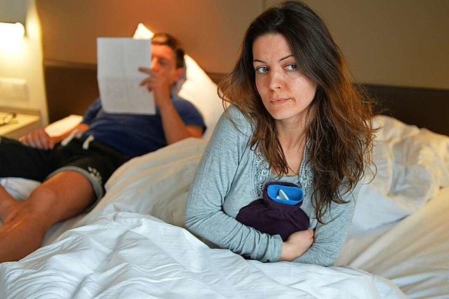 Krank im Hotelzimmer liegen: Das kann ...ber Ihre Arbeitsunfhigkeit vorlegen.  | Foto: Jens Kalaene (dpa)