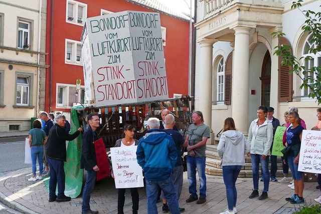 Nach einer lngeren Pause meldet sich ...ner Protestaktion vorm Rathaus zurck.  | Foto: Verena Pichler