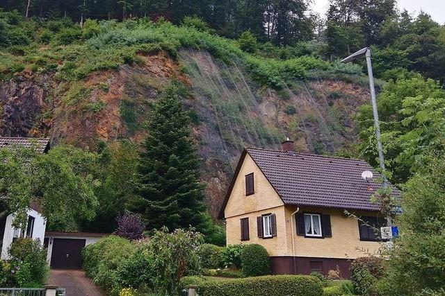 Wenn der Felsen auf die Häuser bröckelt: Waldkirch muss Gebäude schützen