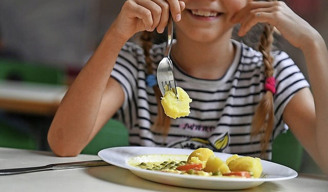 Mittagessen an einer der vielen Schule...esund und vitaminerhaltend zubereitet.  | Foto: Jens Kalaene (dpa)