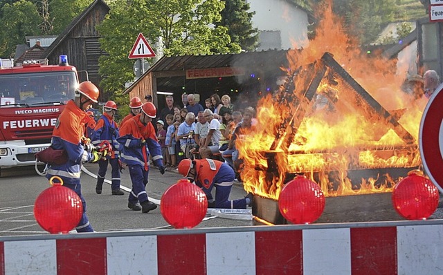 Wie man ein Feuer lscht, zeigte die Jugendwehr.   | Foto: Michael Masson