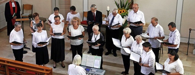 Der kleine Kirchenchor wurde zum Jubilum durch Projektsngerinnen  verstrkt.  | Foto: Heidi Fel