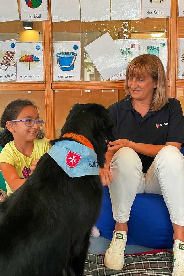 Besuchshund Buffy  mit Besitzerin Henrike Fleischmann und Schlerin Seda  | Foto: Julienne Straburg