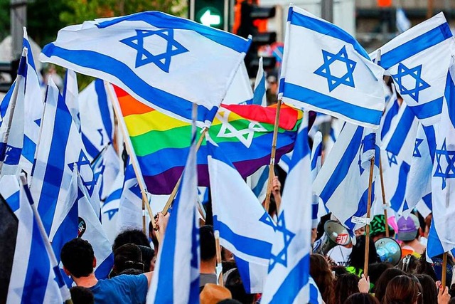 Zehntausende Menschen sind in Israel a...egen die Justizreform zu protestieren.  | Foto: JACK GUEZ (AFP)