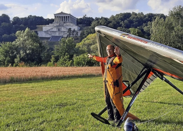 Drachenflieger Roland Whrle hat einen.... Er flog vom Kandel bis zur Walhalla.  | Foto: Verein