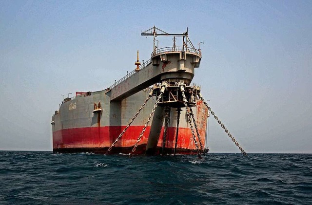 Hat 200 Millionen Liter l an Bord: de... Safer im Roten Meer vor Jemens Kste.  | Foto: Stringer (dpa)