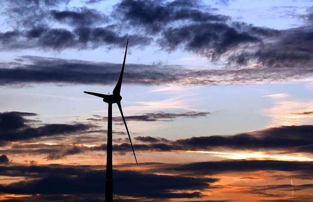 Auch wenn Strom aus Windkraft positiv ...nandersetzungen darum  nicht gutgetan.  | Foto: Karl-Josef Hildenbrand (dpa)