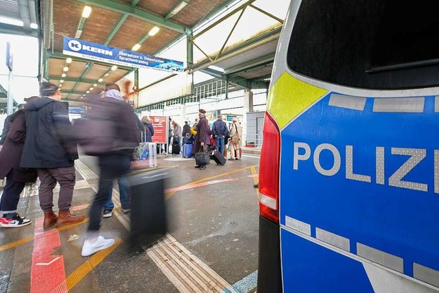 Ein Fahrzeug der Polizei steht im Stut...ll der Coronabeschrnkungen gestiegen.  | Foto: Bernd Weibrod (dpa)