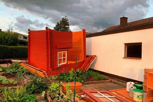 Einfach auf den Kopf gestellt hat der Sturm ein Gartenhaus in Neuenburg.  | Foto: Simone Hhl