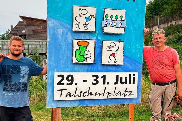 Rawil Bocklitz und Andreas Schlachter ...e Plakate fürs Laubenfest aufgestellt. | Foto: Ramona Greiner Rawil Bocklitz und Andreas Schlachter ...e Plakate fürs Laubenfest aufgestellt. | Foto: Ramona Greiner