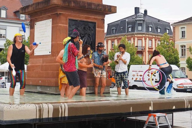 Die Gruppe &#8222;Bal&#8217;us&#8217;S...cht Abkhlung im Becken des Obelisken.  | Foto: Magdalena Kaufmann-Spachtholz