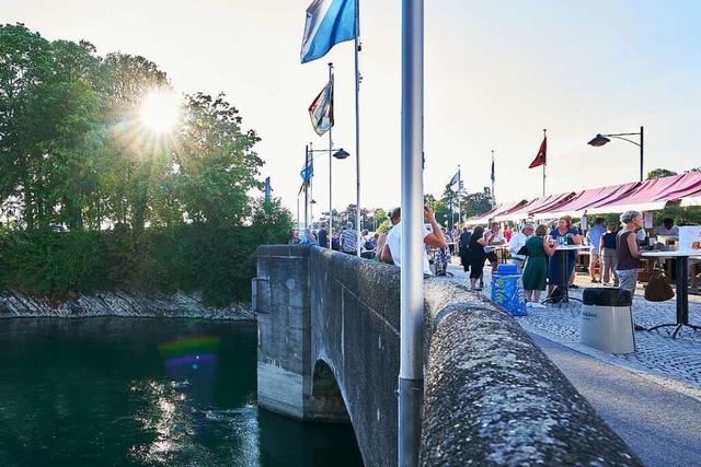 Auf der Rheinbrcke kann man vor und n...zerten noch ein Glschen Wein trinken.  | Foto: Benno Hunziker