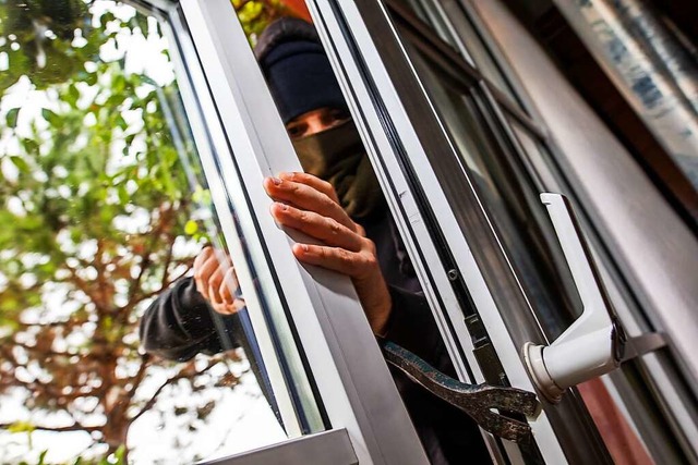 Gekippte Fenster machen es Einbrechern...kann mit Sicherheitstechnik aufrsten.  | Foto: Philipp von Ditfurth (dpa)