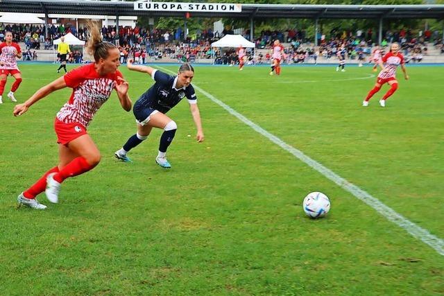 Viele Zuschauer sehen das Spiel der SC-Freiburg-Frauen in Rheinfelden