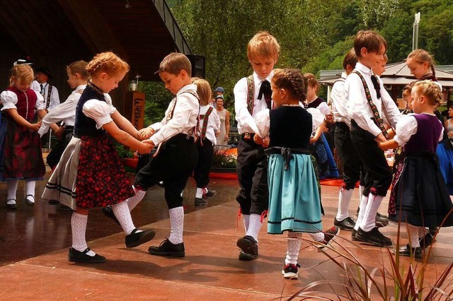 Auch der Nachwuchs zeigte eindrucksvoll sein Volkstanz-Knnen.  | Foto: Roland Gutjahr