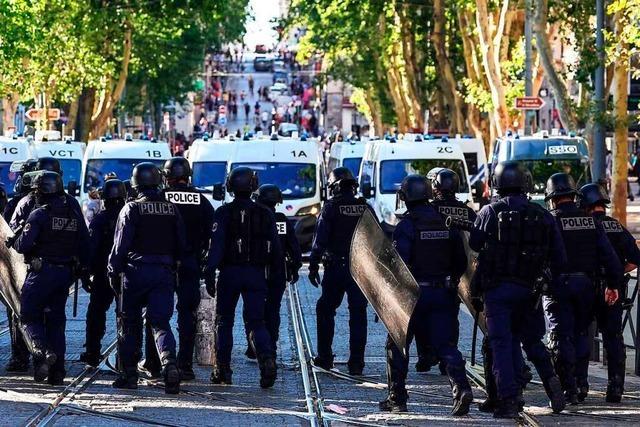 Eine Gruppe französischer Polizisten stellt sich gegen die Justiz