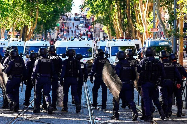 Polizisten bei einer Demo gegen Polizeigewalt Anfang Juli in Marseille  | Foto: CLEMENT MAHOUDEAU (AFP)