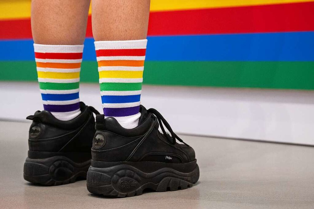 Die Socken in Regenbogenfarben stehen für eine offene Gesellschaft.  | Foto: Hannes P Albert (dpa)