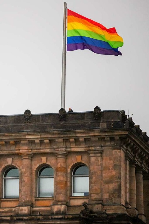 Die Regenbogenfahne steht für Vielfalt...heit mit der LGTBQIA+-Szene verwendet.  | Foto: Christoph Soeder