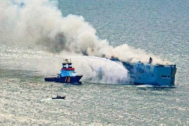 Brennender Autofrachter vor niederländischer Küste bedroht Wattenmeer