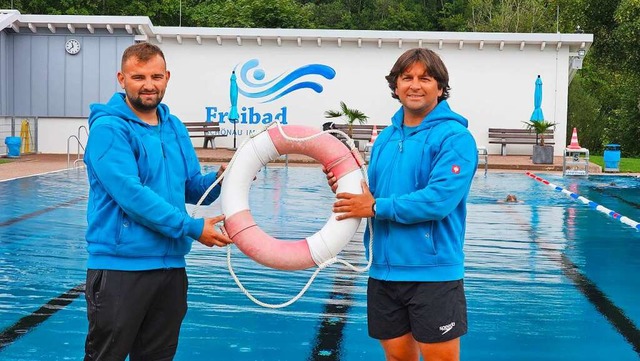 Betriebsleiter Christian Patarcic (rec...en am Beckenrand im Schnauer Freibad.  | Foto: Gerald Nill