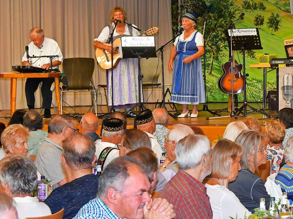 Gerhard Strub spielte trotz Verletzung an der Hand die Zither, begleitet von Rosi Haas an der Gitarre und Sieglinde Bhler.