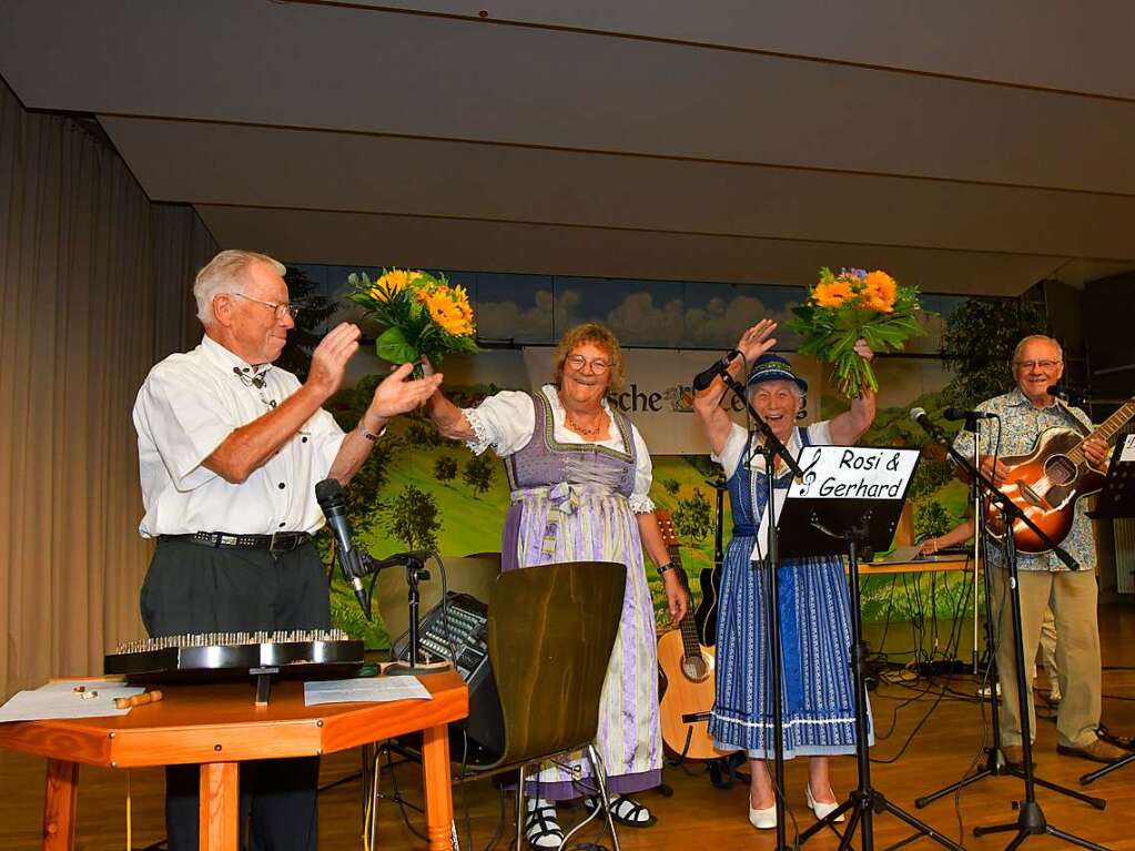 Blumen und Applaus als Dankeschn: Gerhard Strub, Rosi Haas, Sieglinde Bhler und Walter Gerspacher (v.l.)