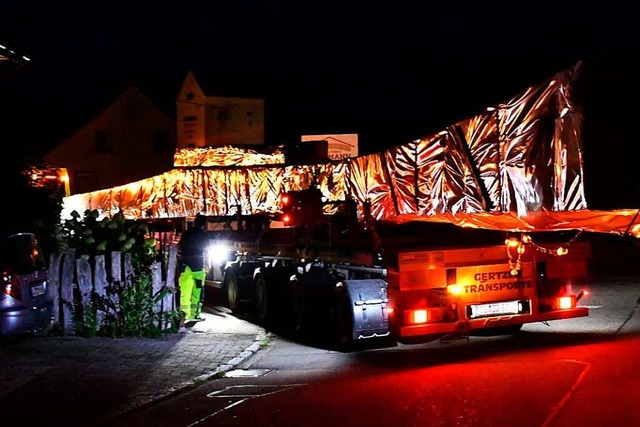 ber 40 Meter lang war der Schwertrans... Brckenbauteilen  in Minseln verlie.  | Foto: Heinz und Monika Vollmar