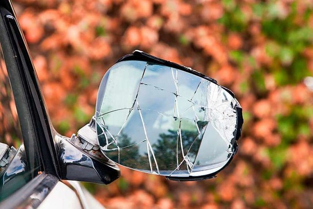 Eine Gruppe Jugendlicher soll mehrere ...en Autos beschdigt haben. Symbolbild.  | Foto: S. Engels - Fotolia