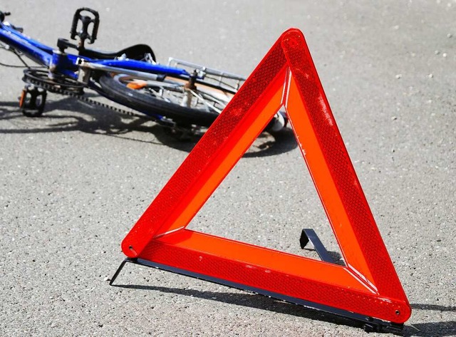 Ein 53-Jhriger ist mit dem Fahrrad ge...lebensgefhrlich verletzt. Symbolbild.  | Foto: regine schttl  (stock.adobe.com)