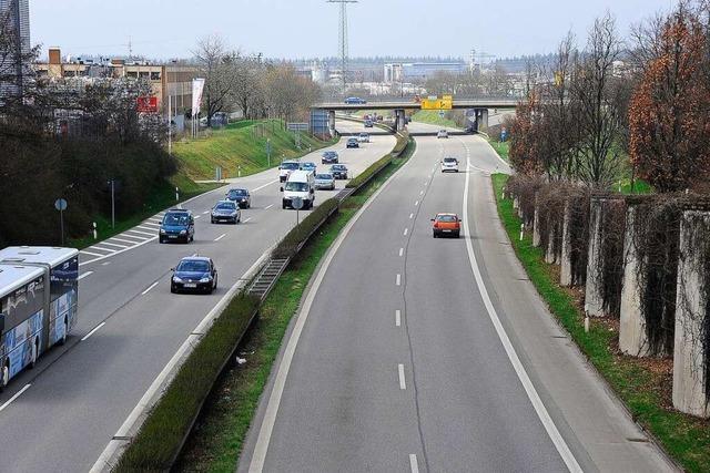 Fahrer eines Transporters soll Autofahrer auf der B3 in Freiburg ausgebremst und geschlagen haben
