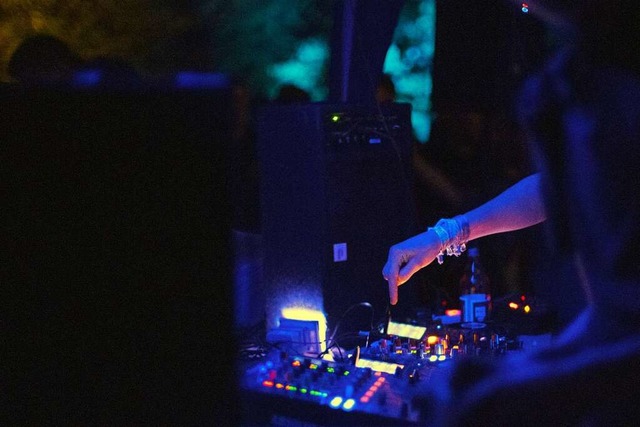 DJ bei einer nchtlichen Outdoor-Party  | Foto: Ansgar Taschinski