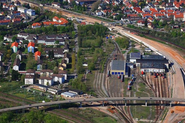 Zwischen der Wohnbebauung &#8222;Im Ra...k (rechts) ist die ICE-Anlage geplant.  | Foto: Erich Meyer