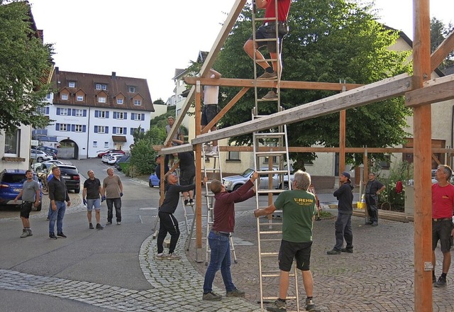 Viele Hnde, schnelles Ende: Die groe Bhne war bald aufgebaut.  | Foto: Erhard Morath