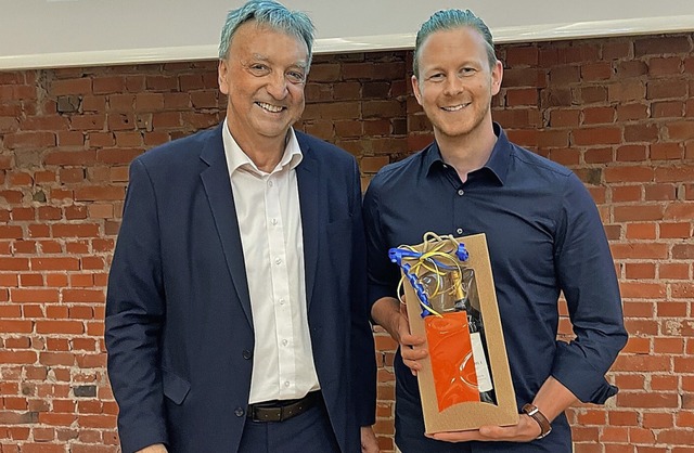 Lukas Zellerhoff (rechts) wurde mit ei...rgermeister Walter Laub verabschiedet.  | Foto: Mario Schneberg