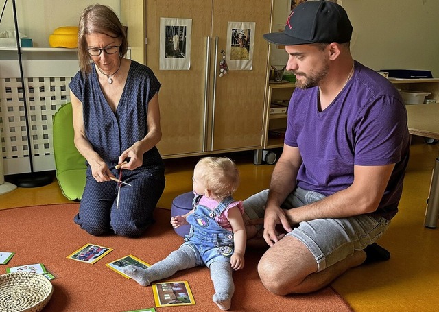 Carmen Frey zeigt Liliana und ihrem Va...s im Marcher Krippenhaus gemacht wird.  | Foto: Hengst Daniel