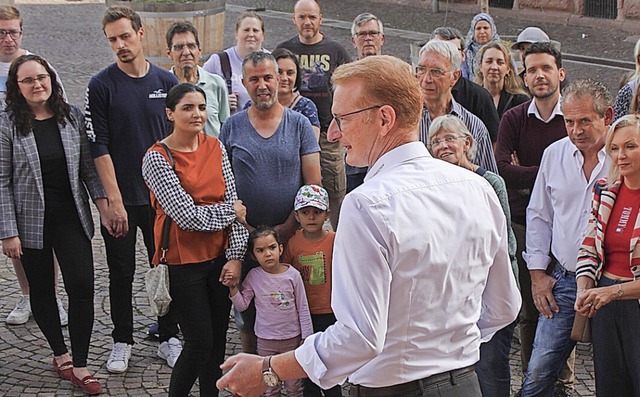 Ungezwungener Austausch: Thomas Gedeme... Teilnehmenden des Neubrgerempfangs.   | Foto: Martin Bos