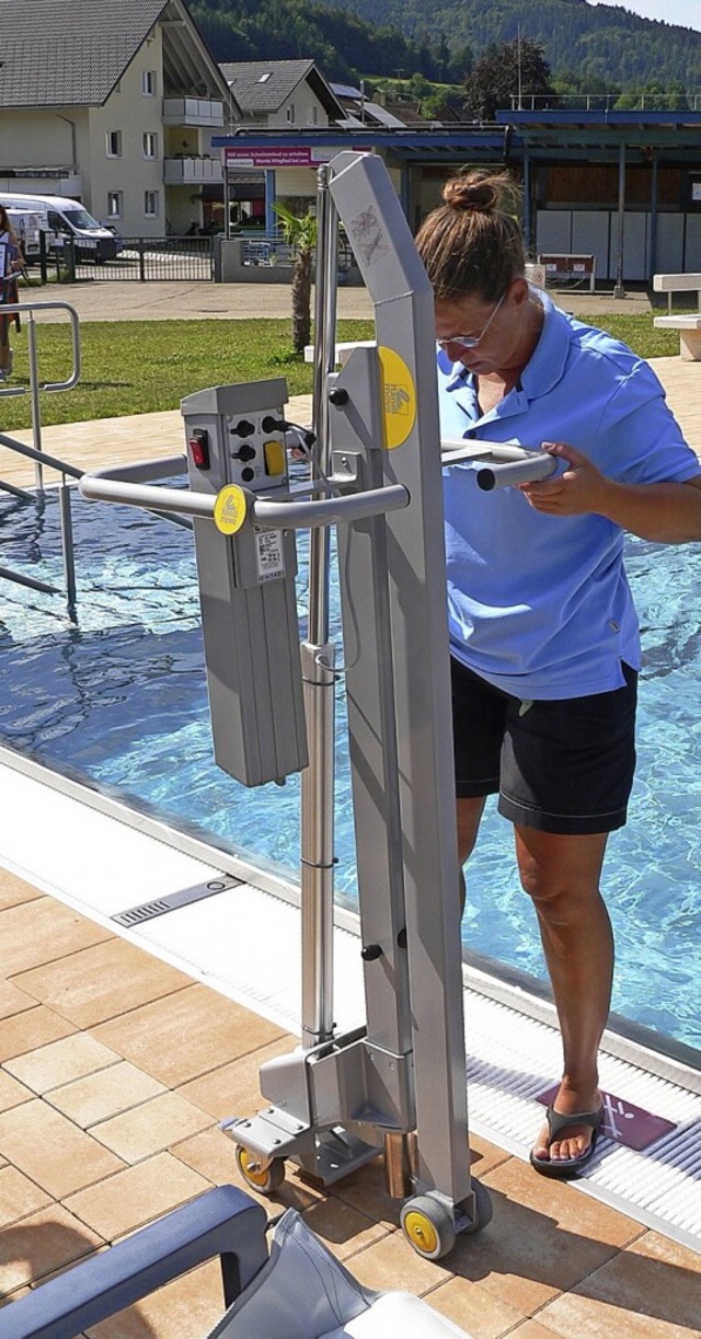 Aufbau des Lifters im Freibad Elzach.   | Foto: Kurt Meier