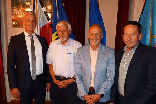 Glckwnsche von allen Seiten: Lothar ...r und CDU-Stadtrat Jrg Leber (rechts)  | Foto: Dirk Sattelberger