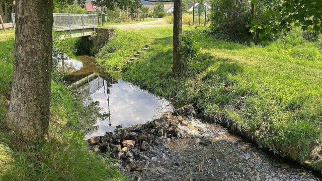 Aus teils groen Steinen wurde im Ette...in Mnchweier ein Staudamm errichtet.   | Foto: Michael Masson