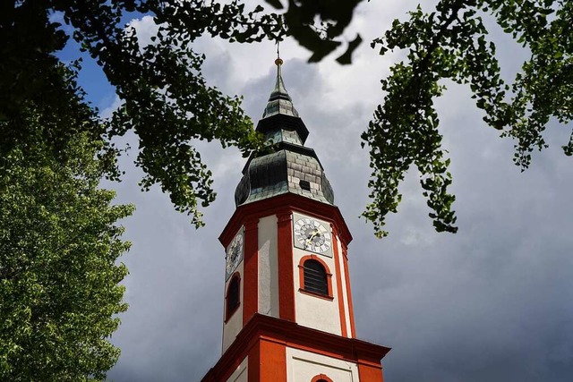 Die Hochdorfer Kirchturmuhr zeigt derz...r zweimal am Tag die korrekte Zeit an.  | Foto: Arlette Weiland