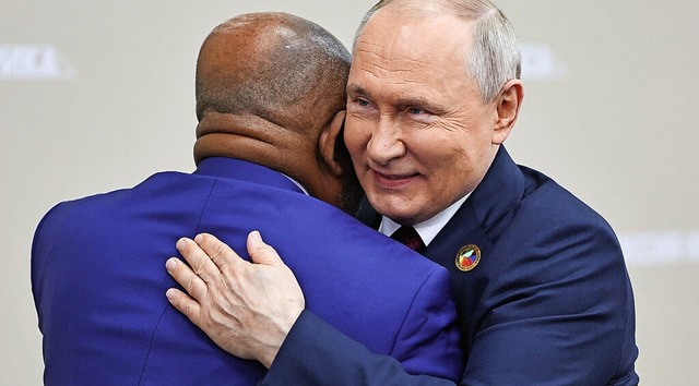 Russlands  Prsident Wladimir Putin um... Afrikanischen Union, Azali Assoumani.  | Foto: MIKHAIL TERESHCHENKO (AFP)