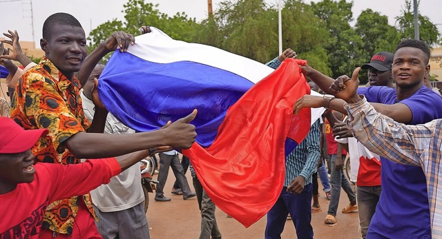 Anhnger des Militrs nehmen an einer ...rend sie eine russische Flagge halten.  | Foto: Sam Mednick (dpa)
