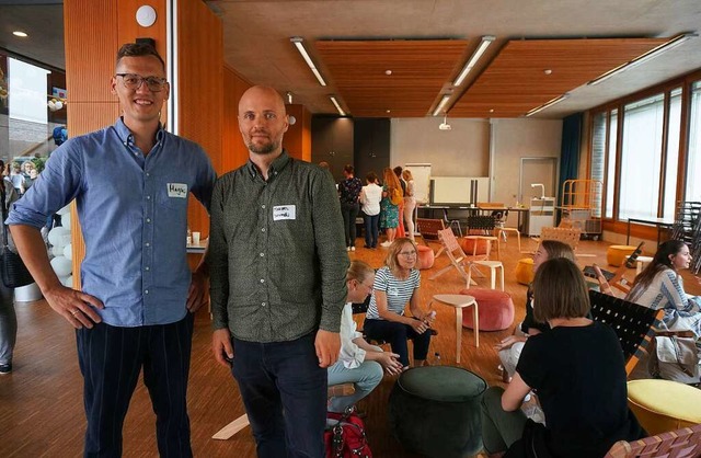 Magnus Sauerborn (links) und Manuel Do...m Hintergrund teilnehmende Lehrkrfte.  | Foto: Ursula Freudig
