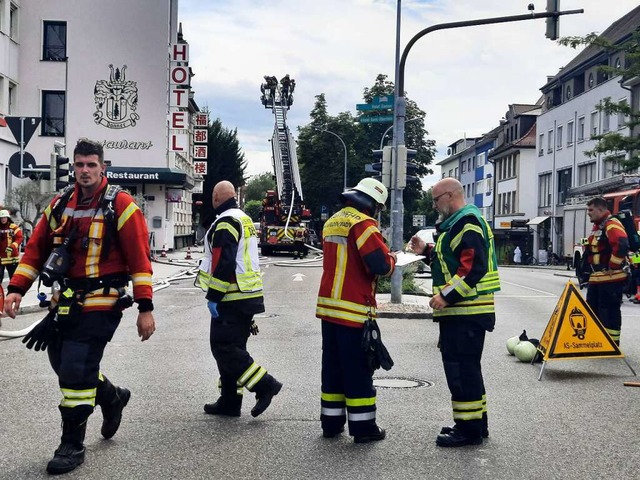 Die Feuerwehr rckte an und es gelang,...  innerhalb von 15 Minuten zu lschen.  | Foto: Erika Bader