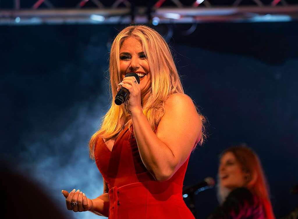 Beatrice Egli und ihre Band sowie Reiner Kirsten erfllten alle Wnsche der Schlagerfans beim Open Air in Bad Krozingen.