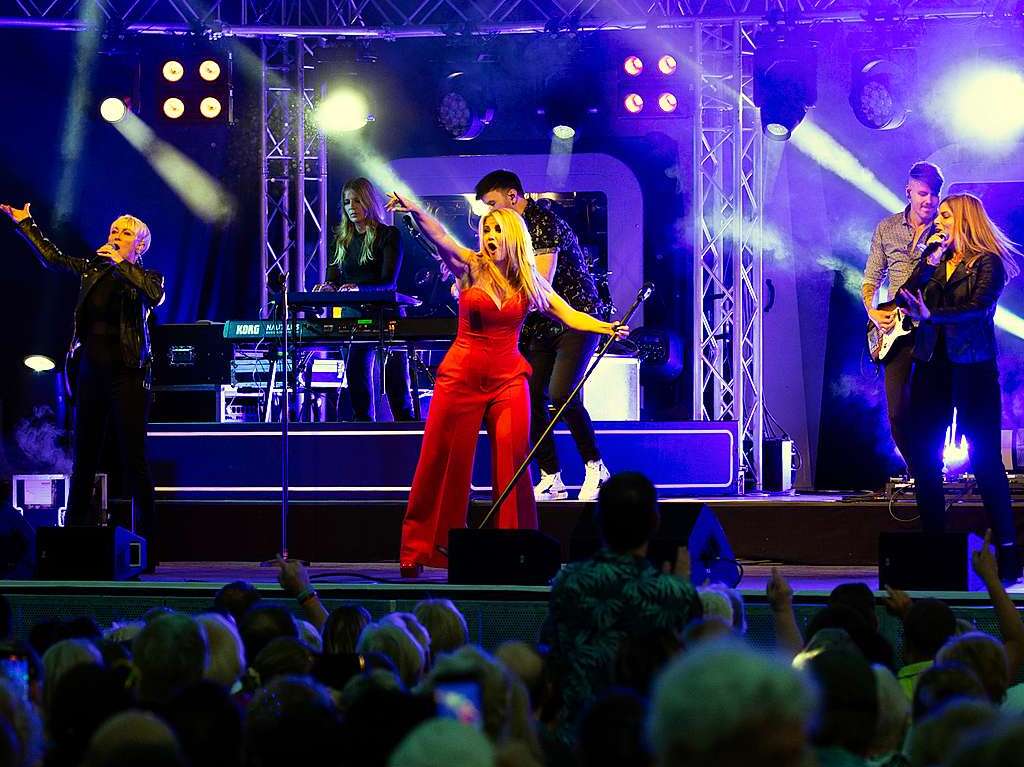 Beatrice Egli und ihre Band sowie Reiner Kirsten erfllten alle Wnsche der Schlagerfans beim Open Air in Bad Krozingen.